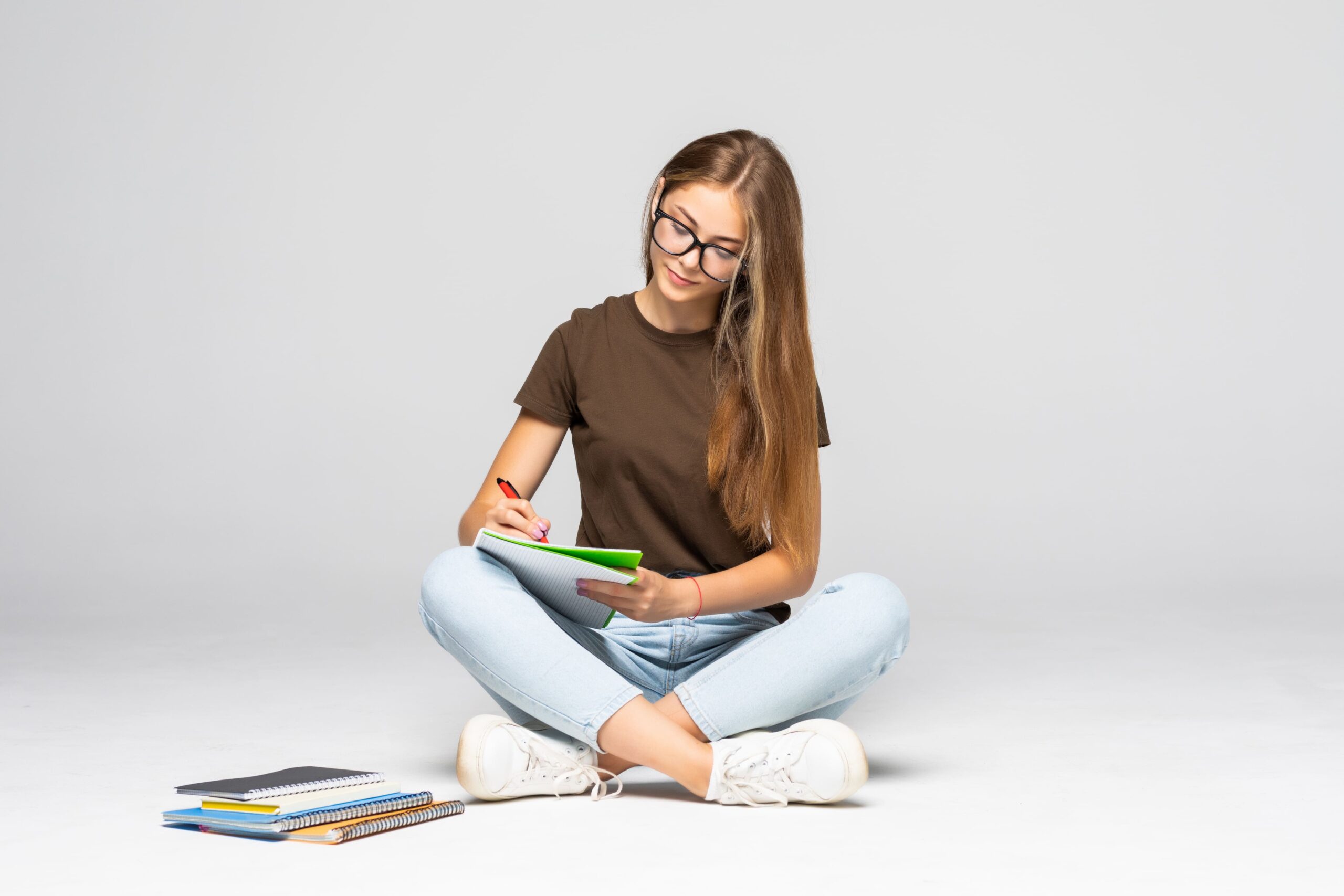 adolescente estudando